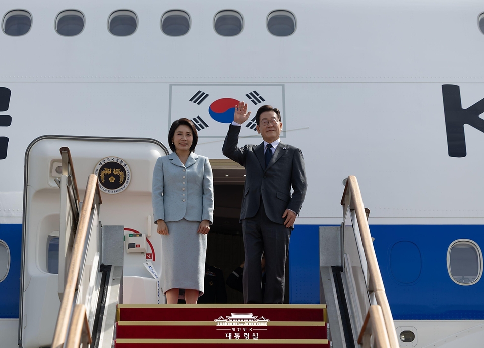 이재명 대통령과 김혜경 여사가 미국 뉴욕에서 열리는 제80차 유엔총회 참석을 위해 9월 22일 경기도 성남 서울공항을 통해 출국하며 인사하고 있다.