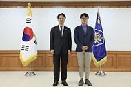 김민석 국무총리가 22일 세종대로 정부서울청사에서 열린 '발전산업 고용안전·정의로운 전환 협의체' 위촉식에서 민간위원들에게 위촉장을 전달하고 있다.