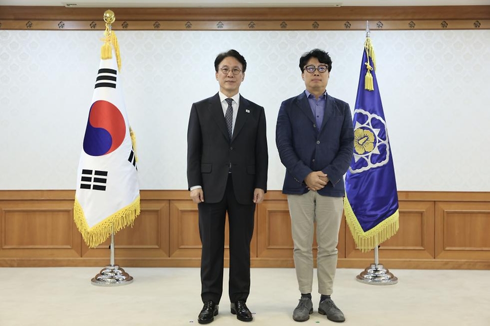 김민석 국무총리가 22일 세종대로 정부서울청사에서 열린 '발전산업 고용안전·정의로운 전환 협의체' 위촉식에서 민간위원들에게 위촉장을 전달하고 있다.
