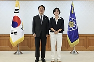 김민석 국무총리가 22일 세종대로 정부서울청사에서 열린 '발전산업 고용안전·정의로운 전환 협의체' 위촉식에서 민간위원들에게 위촉장을 전달하고 있다.