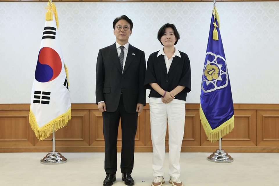 김민석 국무총리가 22일 세종대로 정부서울청사에서 열린 '발전산업 고용안전·정의로운 전환 협의체' 위촉식에서 민간위원들에게 위촉장을 전달하고 있다.