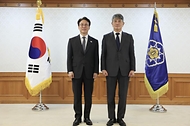 김민석 국무총리가 22일 세종대로 정부서울청사에서 열린 '발전산업 고용안전·정의로운 전환 협의체' 위촉식에서 민간위원들에게 위촉장을 전달하고 있다.