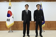 김민석 국무총리가 22일 세종대로 정부서울청사에서 열린 '발전산업 고용안전·정의로운 전환 협의체' 위촉식에서 민간위원들에게 위촉장을 전달하고 있다.