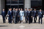 이재명 대통령과 김혜경 여사가 미국 뉴욕에서 열리는 제80차 유엔총회 참석을 위해 9월 22일 경기도 성남 서울공항을 통해 출국하고 있다.