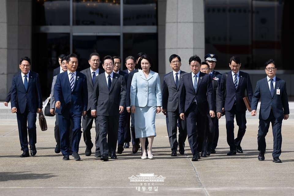 이재명 대통령과 김혜경 여사가 미국 뉴욕에서 열리는 제80차 유엔총회 참석을 위해 9월 22일 경기도 성남 서울공항을 통해 출국하고 있다.