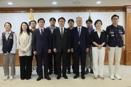 김민석 국무총리가 22일 세종대로 정부서울청사에서 열린 '발전산업 고용안전·정의로운 전환 협의체' 위촉식에서 민간위원들에게 위촉장을 전달하고 있다.