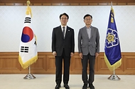 김민석 국무총리가 22일 세종대로 정부서울청사에서 열린 '발전산업 고용안전·정의로운 전환 협의체' 위촉식에서 민간위원들에게 위촉장을 전달하고 있다.