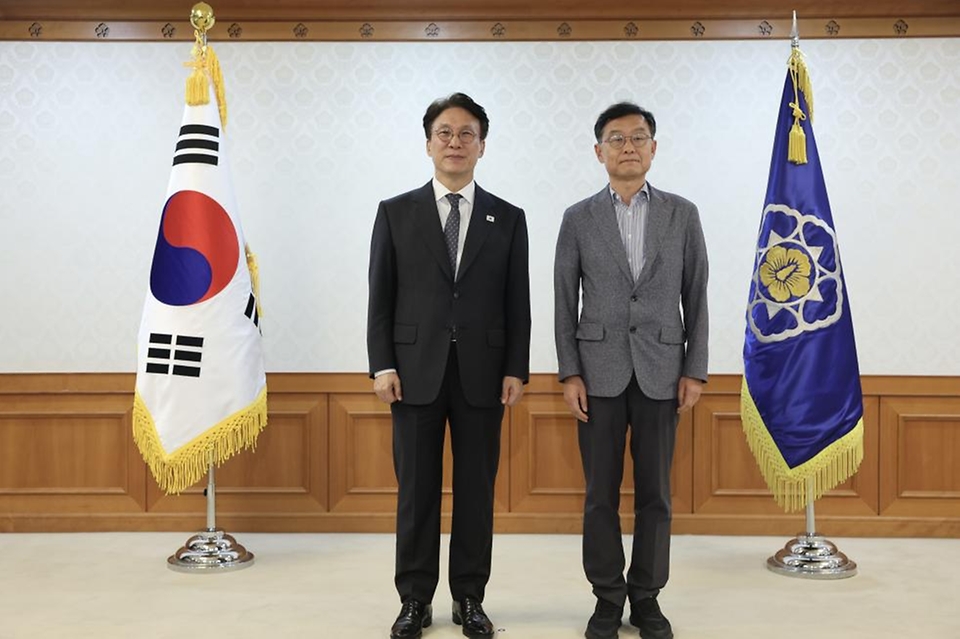 김민석 국무총리가 22일 세종대로 정부서울청사에서 열린 '발전산업 고용안전·정의로운 전환 협의체' 위촉식에서 민간위원들에게 위촉장을 전달하고 있다.