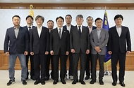 김민석 국무총리가 22일 세종대로 정부서울청사에서 열린 '발전산업 고용안전·정의로운 전환 협의체' 위촉식에서 민간위원들에게 위촉장을 전달하고 있다.