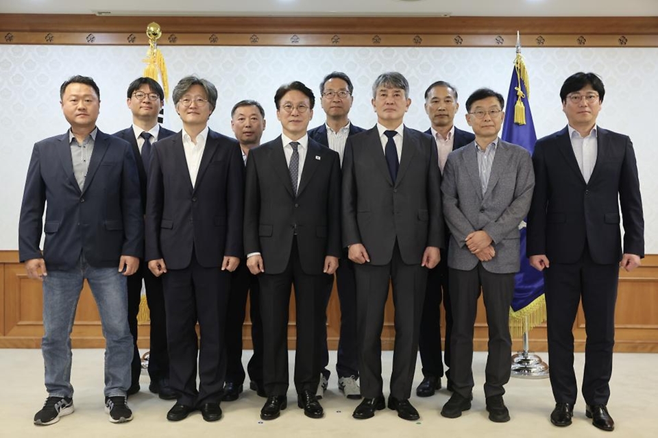 김민석 국무총리가 22일 세종대로 정부서울청사에서 열린 '발전산업 고용안전·정의로운 전환 협의체' 위촉식에서 민간위원들에게 위촉장을 전달하고 있다.