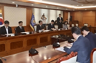 김민석 국무총리가 22일 세종대로 정부서울청사에서 열린 통신사 및 금융사 해킹사고 관련 긴급 현안 점검회의를 주재하고 있다.