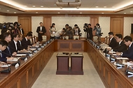 김민석 국무총리가 22일 세종대로 정부서울청사에서 열린 통신사 및 금융사 해킹사고 관련 긴급 현안 점검회의를 주재하고 있다.