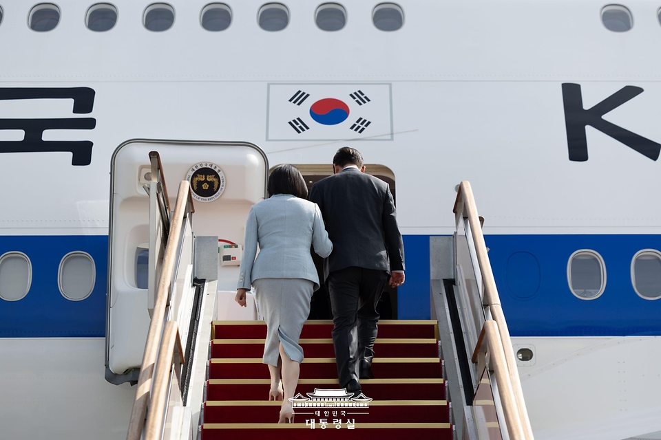 이재명 대통령과 김혜경 여사가 미국 뉴욕에서 열리는 제80차 유엔총회 참석을 위해 9월 22일 경기도 성남 서울공항에서 공군 1호기에 오르고 있다.