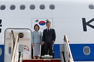 이재명 대통령과 김혜경 여사가 미국 뉴욕에서 열리는 제80차 유엔총회 참석을 위해 9월 22일 경기도 성남 서울공항을 통해 출국하고 있다.