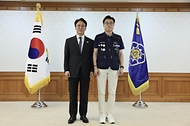 김민석 국무총리가 22일 세종대로 정부서울청사에서 열린 '발전산업 고용안전·정의로운 전환 협의체' 위촉식에서 민간위원들에게 위촉장을 전달하고 있다.