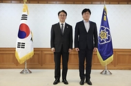 김민석 국무총리가 22일 세종대로 정부서울청사에서 열린 '발전산업 고용안전·정의로운 전환 협의체' 위촉식에서 민간위원들에게 위촉장을 전달하고 있다.