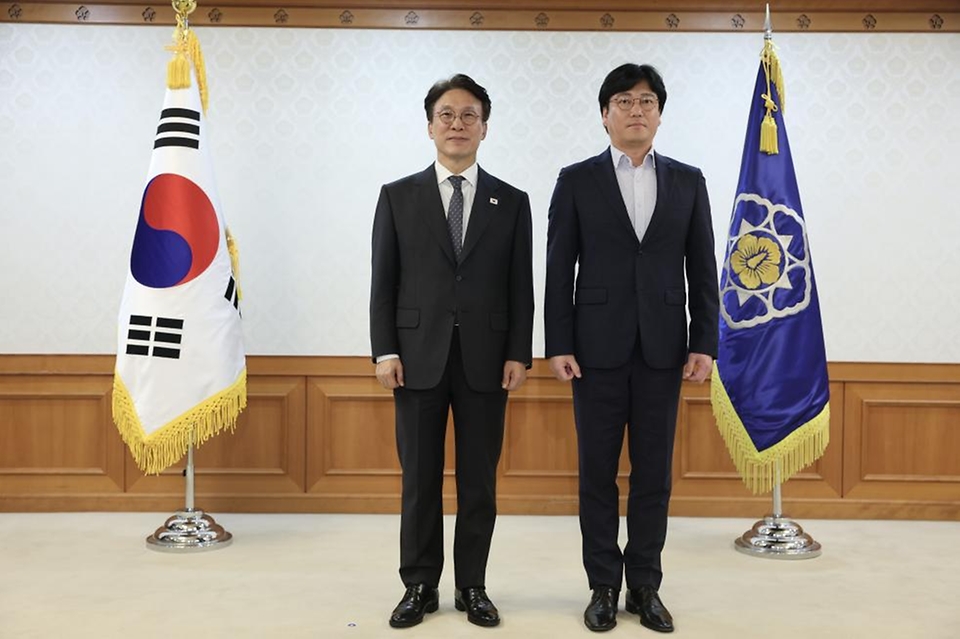 김민석 국무총리가 22일 세종대로 정부서울청사에서 열린 '발전산업 고용안전·정의로운 전환 협의체' 위촉식에서 민간위원들에게 위촉장을 전달하고 있다.