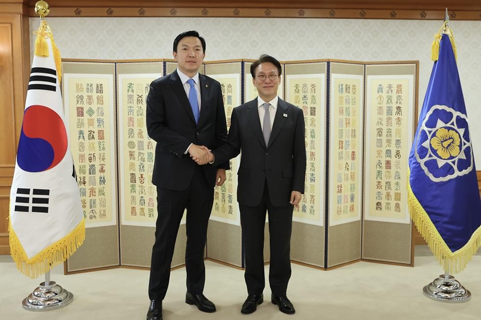 김민석 국무총리가 23일 세종대로 정부서울청사에서 냠오소르 오프랄 몽골 수석부총리 겸 경제개발부 장관을 접견, 인사 및 환담을 나누고 있다.