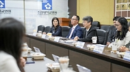 임승관 질병관리청장이 9월 23일 호남권 감염병전문병원(조선대학교병원) 건립 현장을 방문해 공사 추진 상황을 점검하고 시공사 및 관계기관 의견을 청취하고 있다.