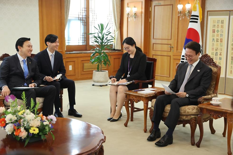 김민석 국무총리가 23일 세종대로 정부서울청사에서 냠오소르 오프랄 몽골 수석부총리 겸 경제개발부 장관을 접견, 인사 및 환담을 나누고 있다.