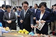 김민석 국무총리가 23일 세종대로 정부서울청사 국무위원 대기실에서 열린 농수산식품 소비촉진 행사에서 국내산 농수산물로 만든 가공식품과 추석 민생선물 세트 등을 살펴보고 있다.