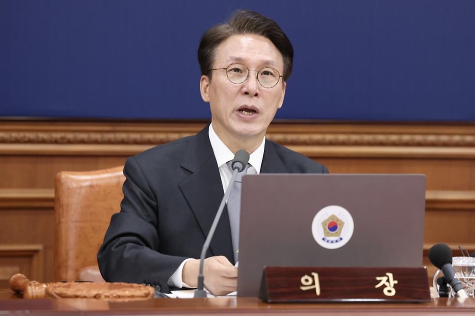 김민석 국무총리가 23일 세종대로 정부서울청사에서 열린 국무회의를 주재, 모두발언을 하고 있다.