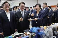 김민석 국무총리가 23일 세종대로 정부서울청사 국무위원 대기실에서 열린 농수산식품 소비촉진 행사에서 국내산 농수산물로 만든 가공식품과 추석 민생선물 세트 등을 살펴보고 있다.