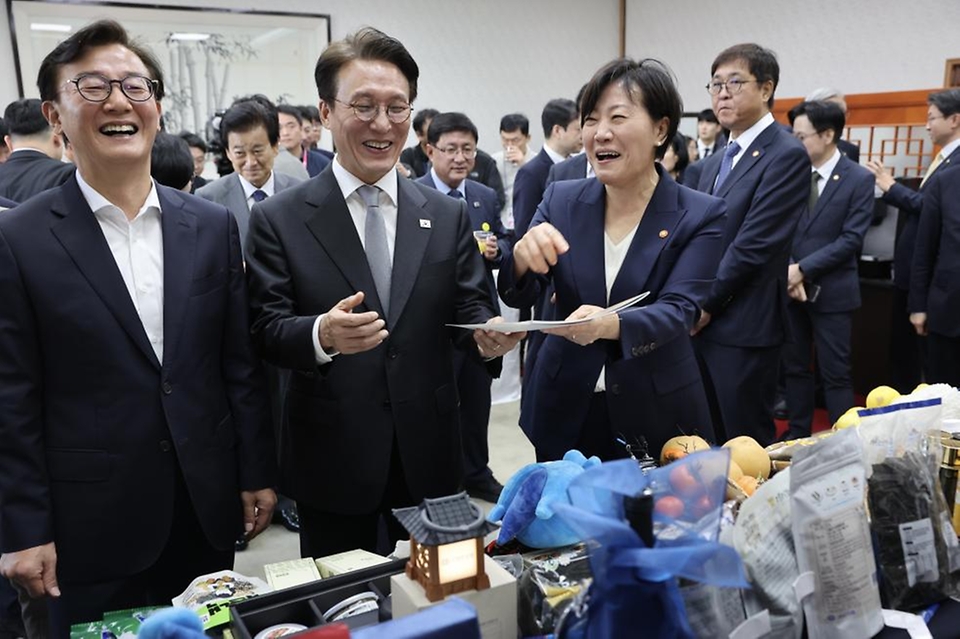 김민석 국무총리가 23일 세종대로 정부서울청사 국무위원 대기실에서 열린 농수산식품 소비촉진 행사에서 국내산 농수산물로 만든 가공식품과 추석 민생선물 세트 등을 살펴보고 있다.