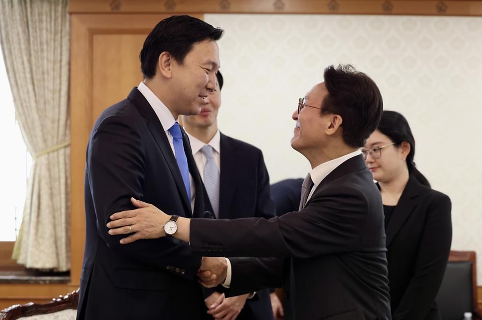 김민석 국무총리가 23일 세종대로 정부서울청사에서 냠오소르 오프랄 몽골 수석부총리 겸 경제개발부 장관을 접견, 인사 및 환담을 나누고 있다.