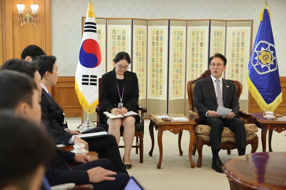 김민석 국무총리가 23일 세종대로 정부서울청사에서 냠오소르 오프랄 몽골 수석부총리 겸 경제개발부 장관을 접견, 인사 및 환담을 나누고 있다.