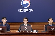 김민석 국무총리가 23일 세종대로 정부서울청사에서 열린 국무회의를 주재, 모두발언을 하고 있다.