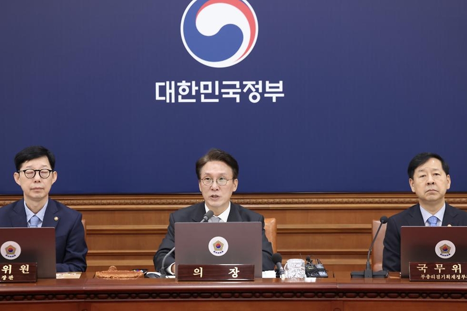 김민석 국무총리가 23일 세종대로 정부서울청사에서 열린 국무회의를 주재, 모두발언을 하고 있다.