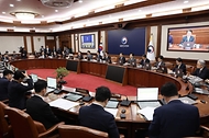 김민석 국무총리가 23일 세종대로 정부서울청사에서 열린 국무회의를 주재, 모두발언을 하고 있다.