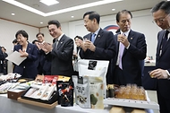 김민석 국무총리가 23일 세종대로 정부서울청사 국무위원 대기실에서 열린 농수산식품 소비촉진 행사에서 국내산 농수산물로 만든 가공식품과 추석 민생선물 세트 등을 살펴보고 있다.
