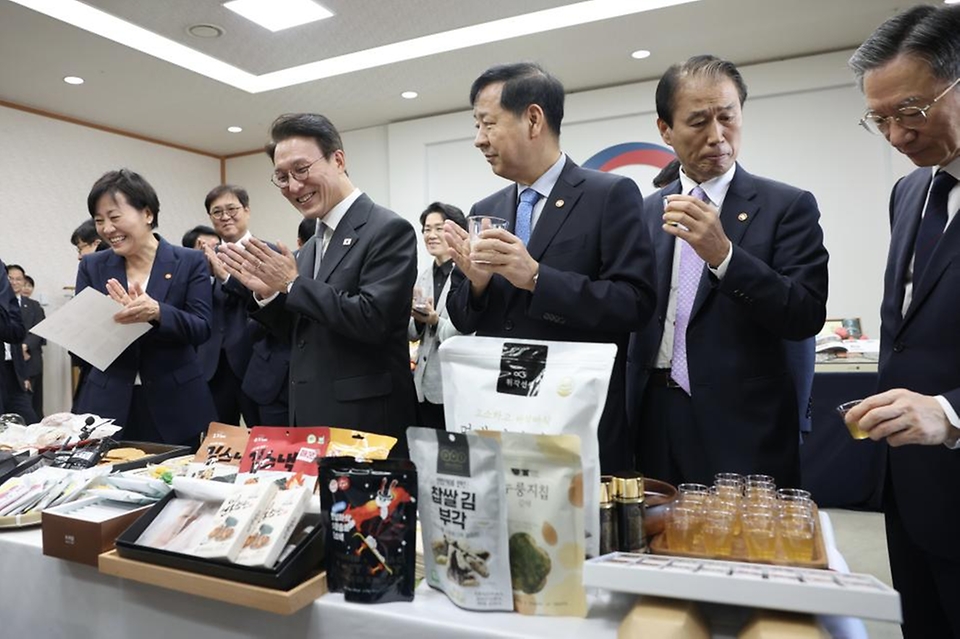 김민석 국무총리가 23일 세종대로 정부서울청사 국무위원 대기실에서 열린 농수산식품 소비촉진 행사에서 국내산 농수산물로 만든 가공식품과 추석 민생선물 세트 등을 살펴보고 있다.