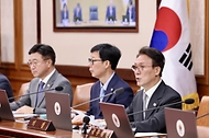 김민석 국무총리가 23일 세종대로 정부서울청사에서 열린 국무회의를 주재, 모두발언을 하고 있다.