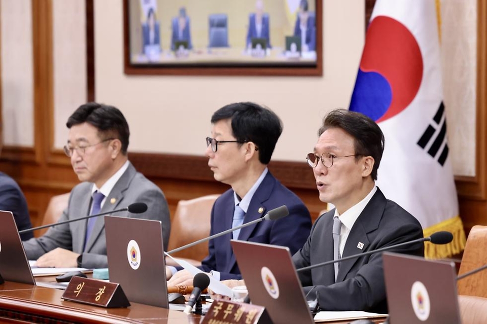 김민석 국무총리가 23일 세종대로 정부서울청사에서 열린 국무회의를 주재, 모두발언을 하고 있다.