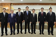 김민석 국무총리가 23일 세종대로 정부서울청사에서 냠오소르 오프랄 몽골 수석부총리 겸 경제개발부 장관을 접견, 인사 및 환담을 나누고 있다.