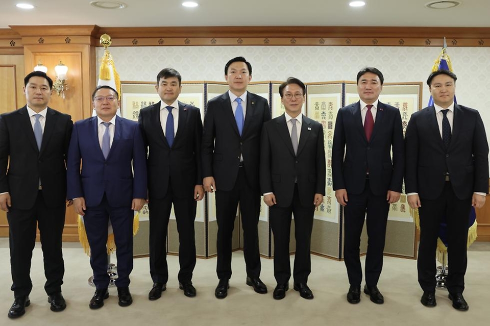 김민석 국무총리가 23일 세종대로 정부서울청사에서 냠오소르 오프랄 몽골 수석부총리 겸 경제개발부 장관을 접견, 인사 및 환담을 나누고 있다.