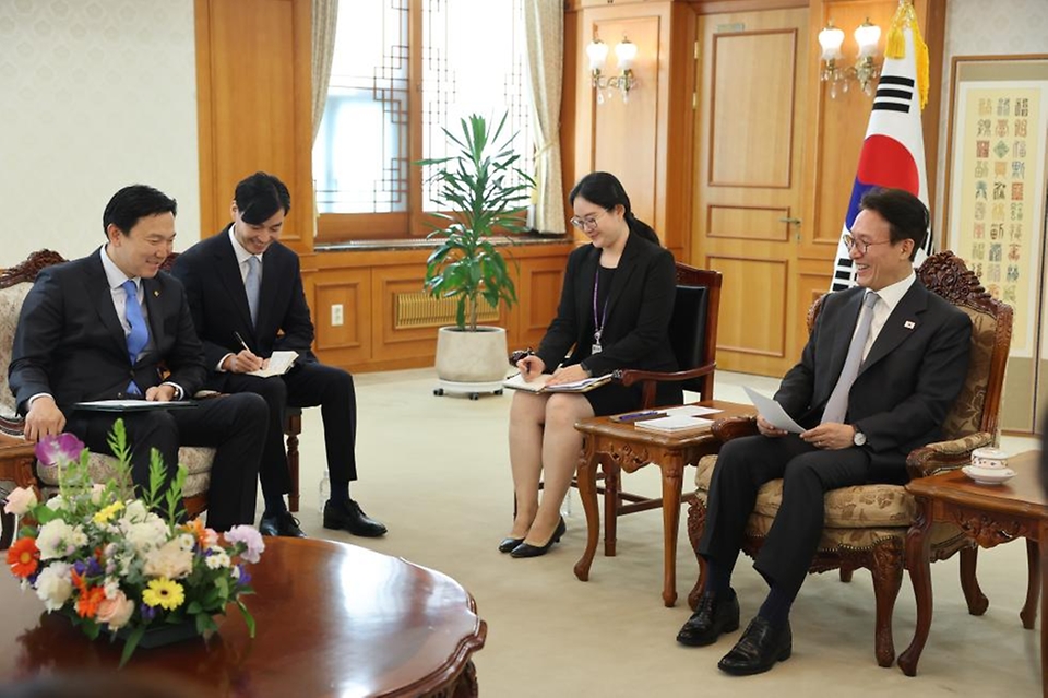 김민석 국무총리가 23일 세종대로 정부서울청사에서 냠오소르 오프랄 몽골 수석부총리 겸 경제개발부 장관을 접견, 인사 및 환담을 나누고 있다.
