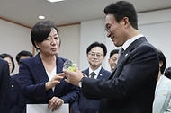 김민석 국무총리가 23일 세종대로 정부서울청사 국무위원 대기실에서 열린 농수산식품 소비촉진 행사에서 국내산 농수산물로 만든 가공식품과 추석 민생선물 세트 등을 살펴보고 있다.