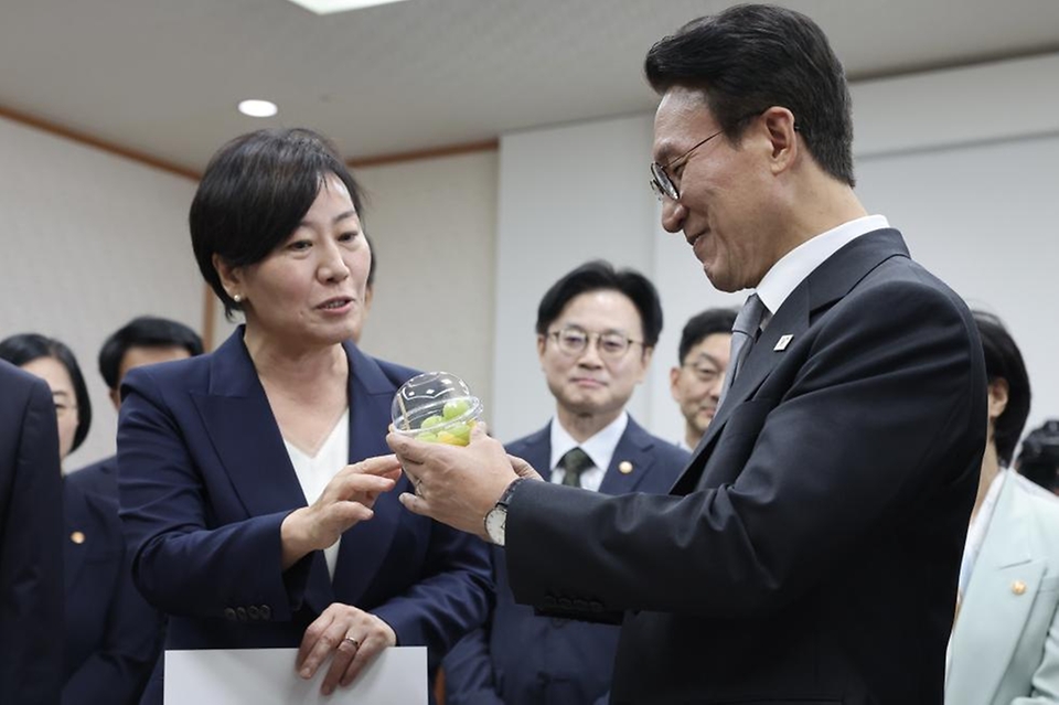김민석 국무총리가 23일 세종대로 정부서울청사 국무위원 대기실에서 열린 농수산식품 소비촉진 행사에서 국내산 농수산물로 만든 가공식품과 추석 민생선물 세트 등을 살펴보고 있다.