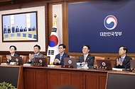 김민석 국무총리가 23일 세종대로 정부서울청사에서 열린 국무회의를 주재, 모두발언을 하고 있다.