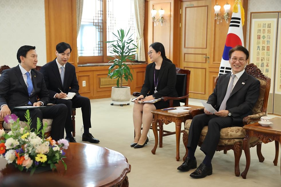 김민석 국무총리가 23일 세종대로 정부서울청사에서 냠오소르 오프랄 몽골 수석부총리 겸 경제개발부 장관을 접견, 인사 및 환담을 나누고 있다.