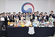 김민석 국무총리가 23일 세종대로 정부서울청사 국무위원 대기실에서 열린 농수산식품 소비촉진 행사에서 국내산 농수산물로 만든 가공식품과 추석 민생선물 세트 등을 살펴보고 있다.