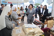 송미령 농림축산식품부 장관은 9월 24일(수), 3일간(9.24~9.26) 서울광장에서 전국 지역 특산물을 저렴한 가격으로 구매할 수 있는 추석맞이 '서로장터'에 참석하였습니다.