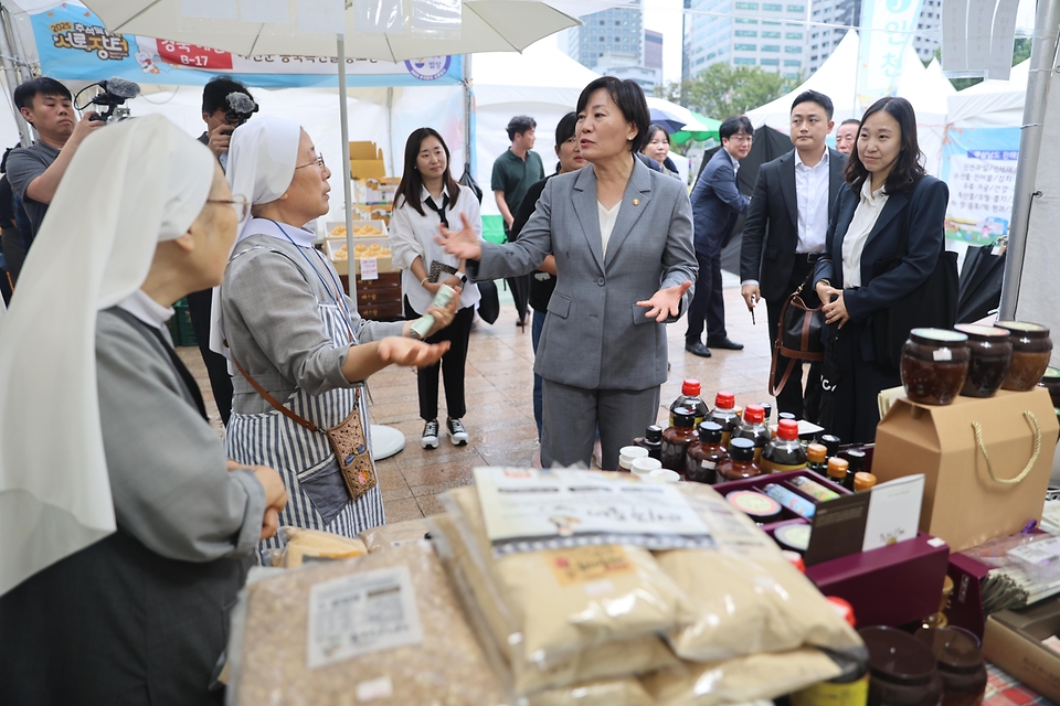 송미령 농림축산식품부 장관은 9월 24일(수), 3일간(9.24~9.26) 서울광장에서 전국 지역 특산물을 저렴한 가격으로 구매할 수 있는 추석맞이 '서로장터'에 참석하였습니다.