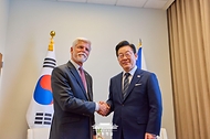 이재명 대통령이 23일(현지시간) 미국 뉴욕 유엔 본부에서 페트르 파벨 체코 대통령과 정상회담에 앞서 기념 촬영을 하고 있다.