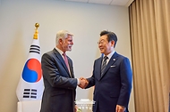 이재명 대통령이 23일(현지시간) 미국 뉴욕 유엔 본부에서 페트르 파벨 체코 대통령과 정상회담에 앞서 기념 촬영을 하고 있다.
