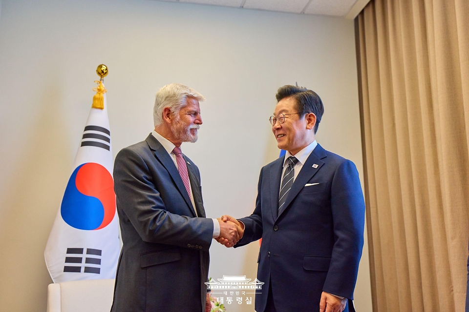 이재명 대통령이 23일(현지시간) 미국 뉴욕 유엔 본부에서 페트르 파벨 체코 대통령과 정상회담에 앞서 기념 촬영을 하고 있다.